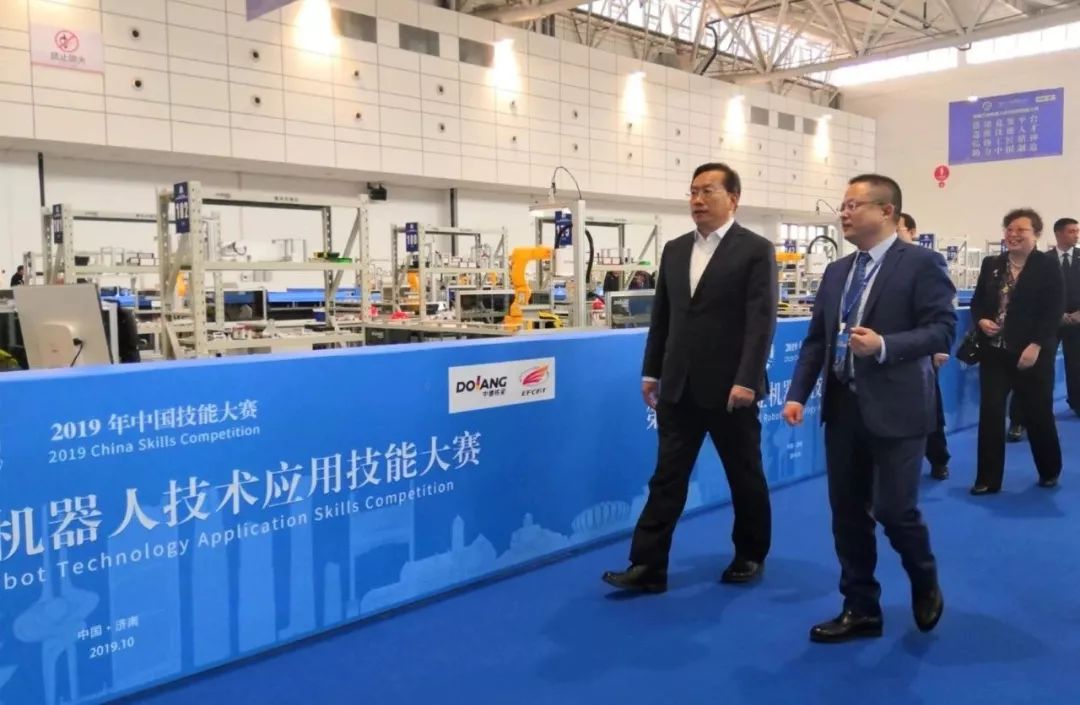 济南市委书记王忠林出席第三届全国工业机器人技术应用大赛开幕式