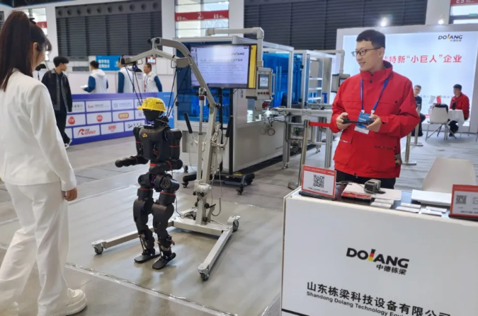 中德栋梁携具身智能机器人及专业整体解决方案亮相第三届全国技能大赛
